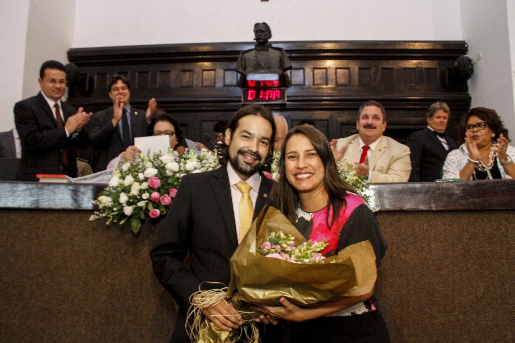 Prefeita eleita de Caruaru, Raquel Lyra recebeu flores da Mesa Diretora da Alepe. Foto: Jarbas Araújo/Alepe