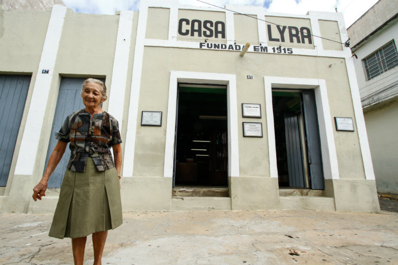 Dona Alina defronte à Casa Lyra. Foto: Rafael Martins/Estúdio DP