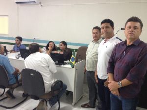 Vereadores Antônio Andrade, Aldo da Clipsi e Albérico Tiago acompanham a ação de emissão de carteiras de trabalho na sede da Câmara