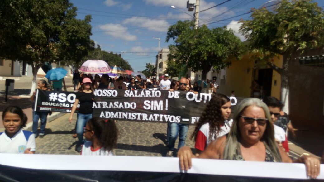 Profissionais da educação protestam em São José do Egito contra atraso em salários